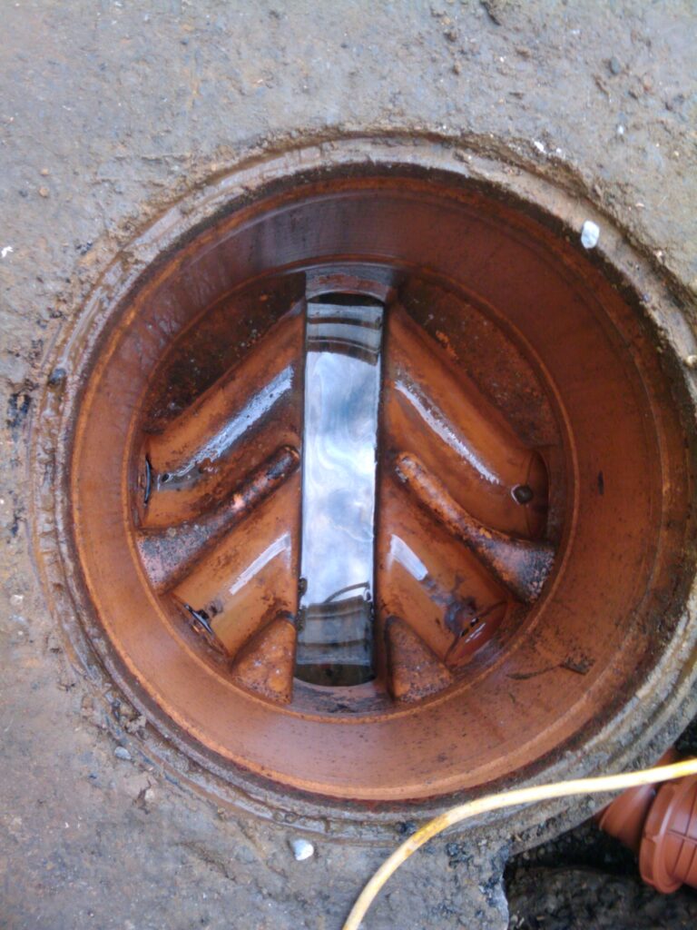 Drainage hole. One of the left inlets was blanked off, so now used for the kitchen sink.