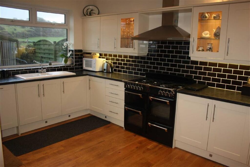 Extractor hood: tiled to bottom and painted above