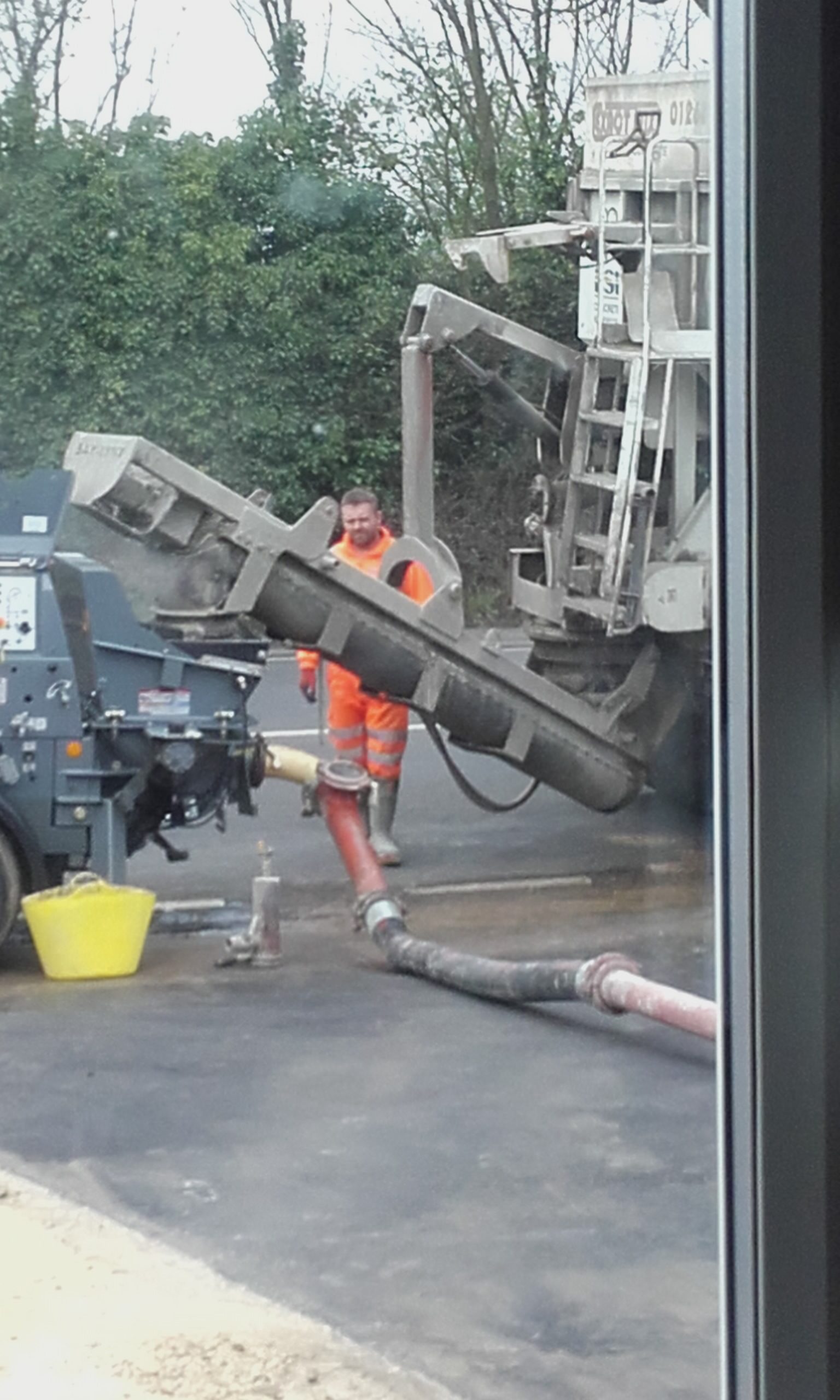 concrete lorry pouring into the pump